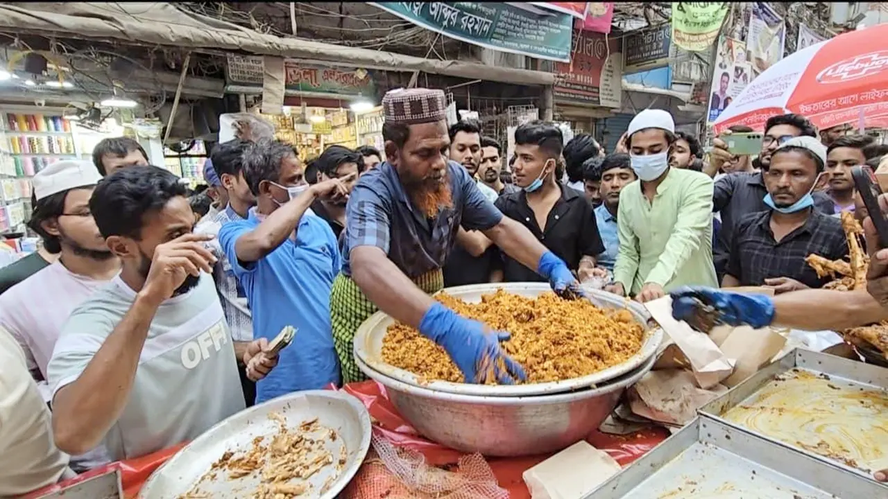 জমজমাট চকবাজারের ইফতার, ‘বড় বাপের পোলা’তে ভিড়
