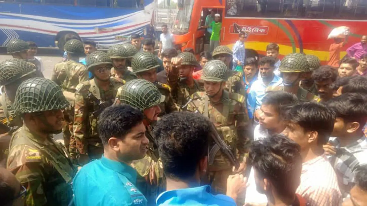 মারামারি থামাতে গিয়ে হামলার শিকার ববি শিক্ষার্থীদের সড়ক অবরোধ