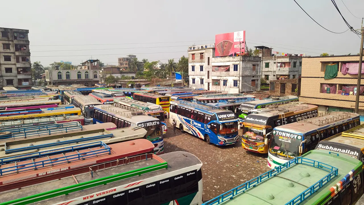 বরিশালে ১৬ রুটে বাস চলাচল বন্ধ