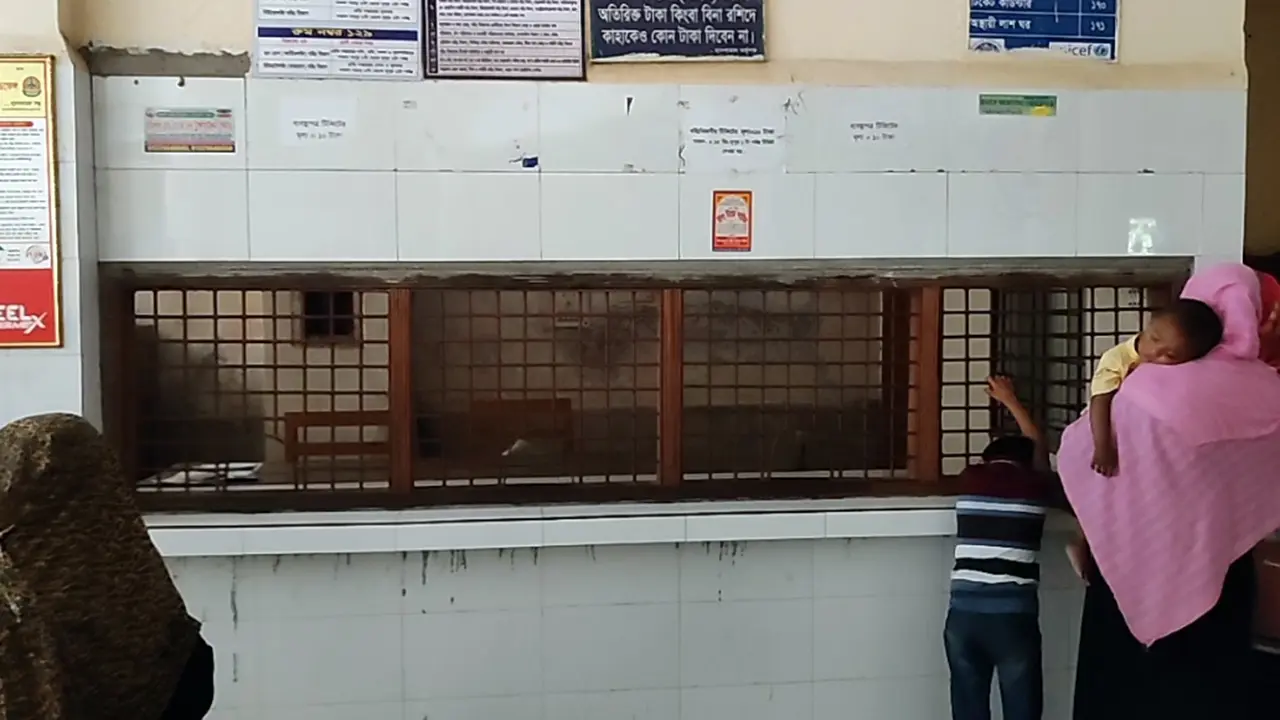ইন্টার্ন চিকিৎসকদের কর্মবিরতিতে অচল শেবাচিম হাসপাতালের বহির্বিভাগ