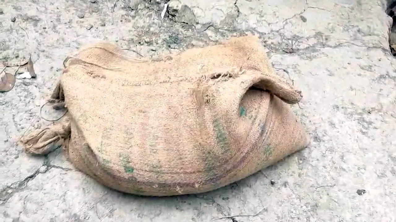 সরকারি চাল বিতরণকালে  হট্টগোল, জেলেদের ওপর হামলার অভিযোগ