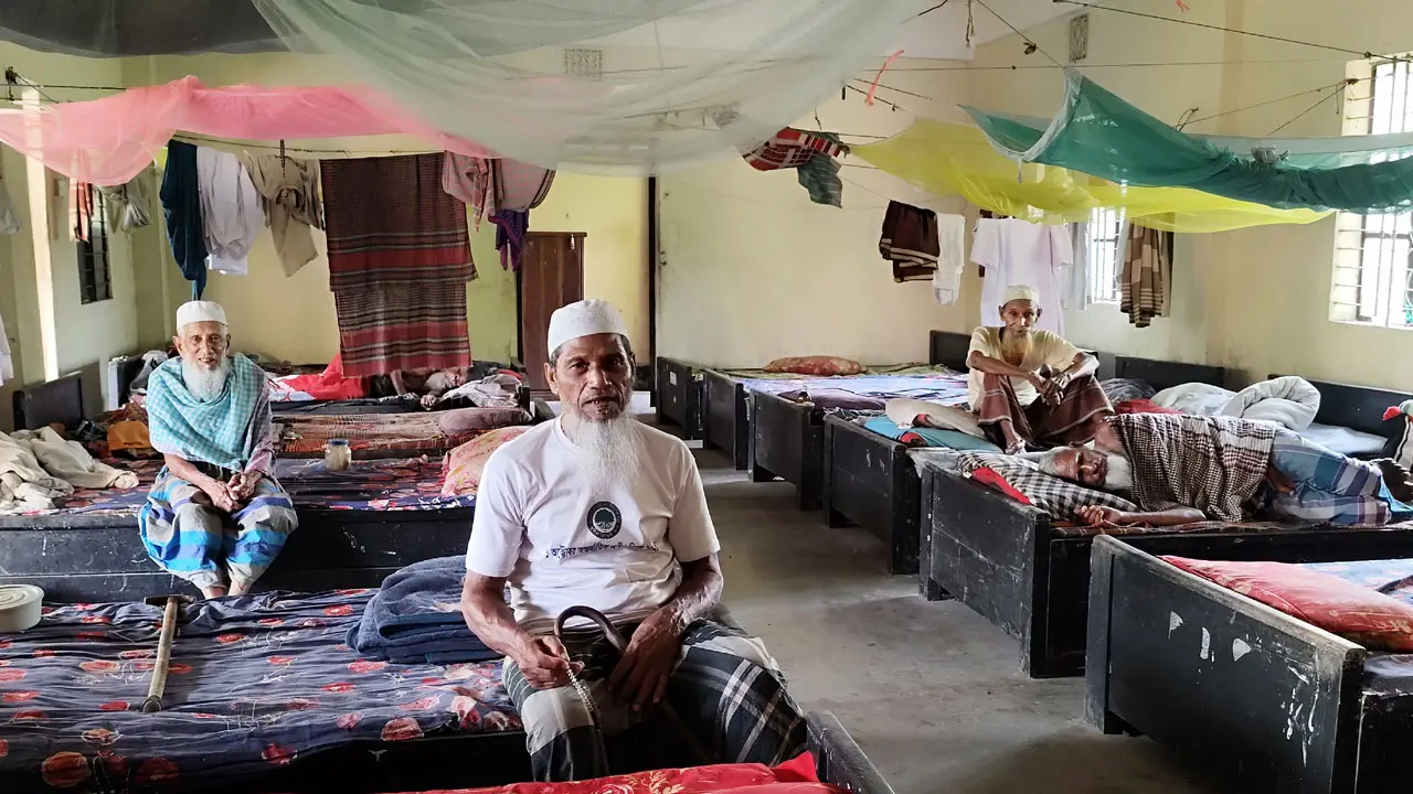 বৃদ্ধ নিবাসে বাবা, ঈদেও খোঁজ নেন না ছেলে