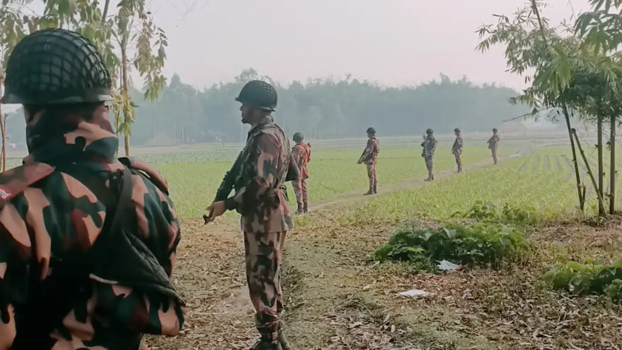 মধ্যরাতে ফের সীমান্তে কাঁটাতারের বেড়া বিএসএফের, বাধা বিজিবির