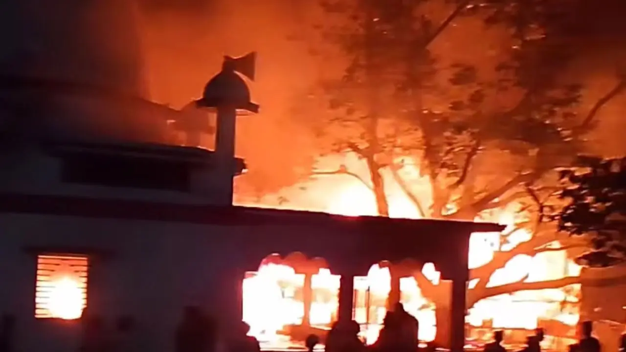 বরগুনায় মধ্যরাতে মাজার ভাঙচুর-অগ্নিসংযোগ 
