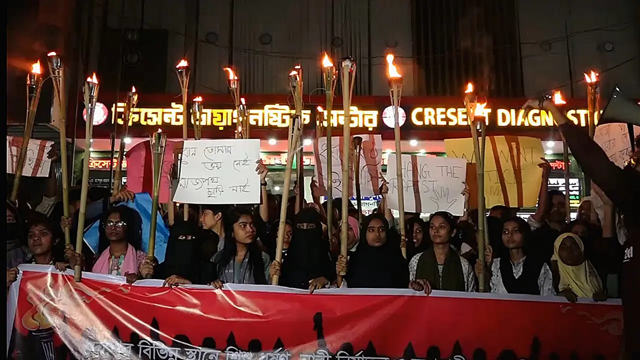 ব্রাহ্মণবাড়িয়ায় ধর্ষণ ও নারী নির্যাতনের প্রতিবাদে মশাল মিছিল