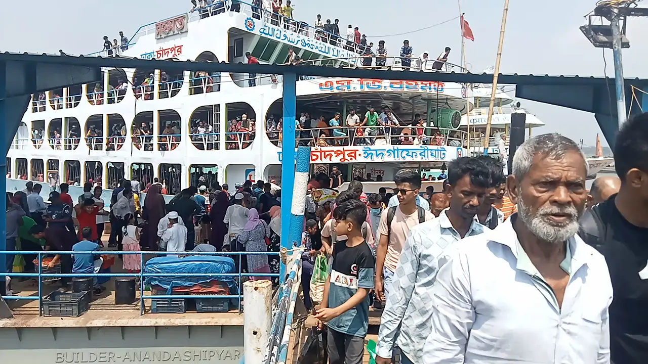 চাঁদপুর লঞ্চঘাটে ভিড় থাকলেও নেই ভোগান্তি