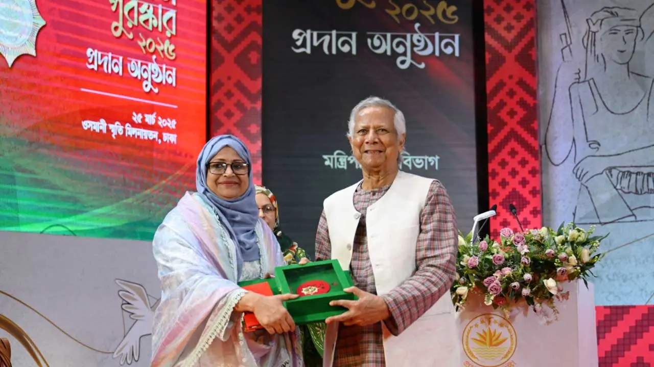 স্বাধীনতা পুরস্কার তুলে দিলেন প্রধান উপদেষ্টা