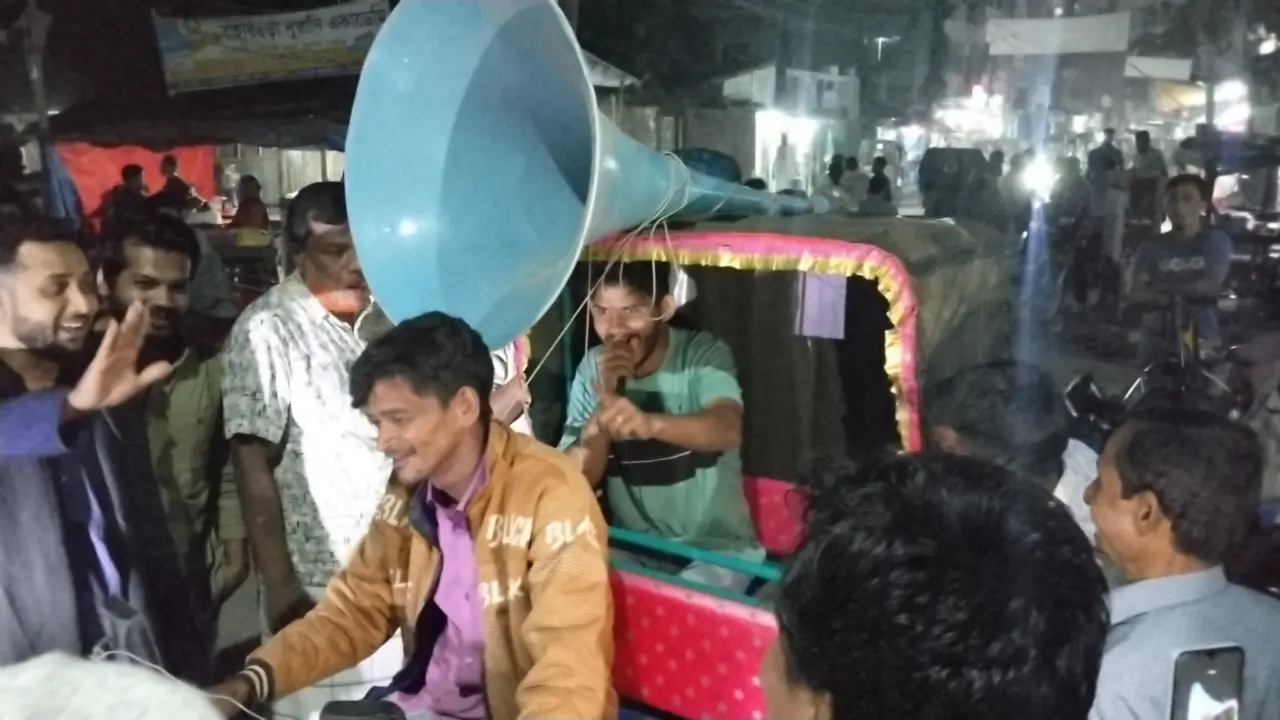 কক্সবাজারে মাইক ভাড়া করে পাওনা টাকা আদায়ের অভিনব চেষ্টা!