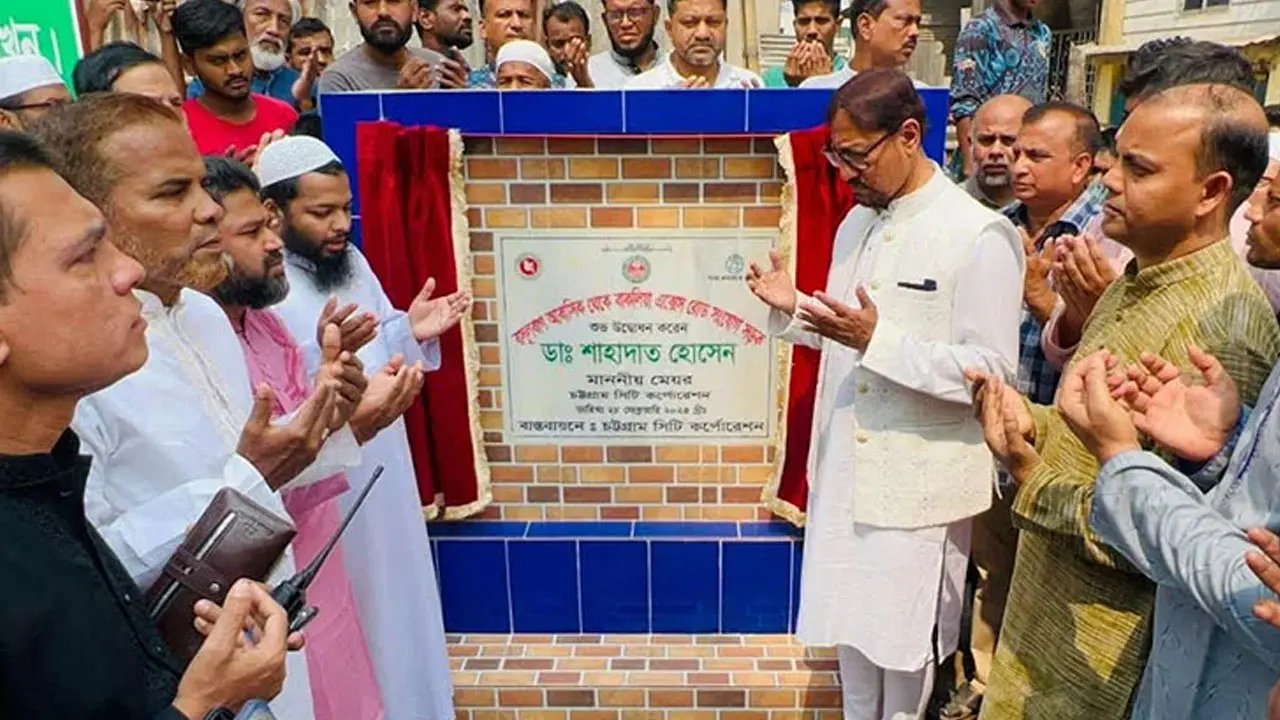 চট্টগ্রাম নগরীর ৪৭২ সড়ক উন্নয়নের ঘোষণা মেয়রের