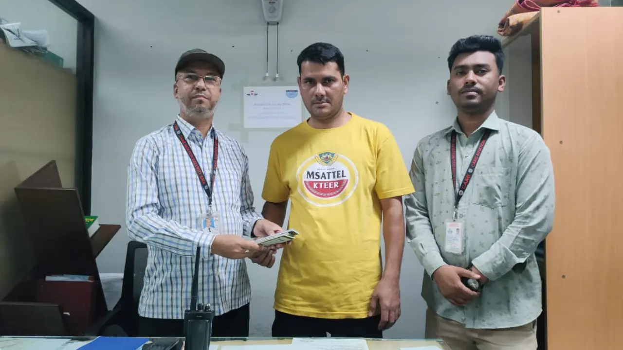 মায়ের জানাজায় অংশ নিতে গিয়ে হারিয়ে ফেলেন পাসপোর্ট, অতঃপর...