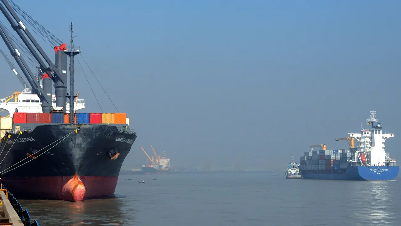 চট্টগ্রাম বন্দরে দুই বিদেশি জাহাজের সংঘর্ষ