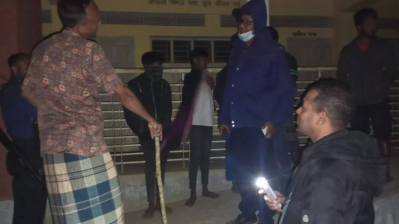 সড়কে ব্যারিকেড দিয়ে আসামি ছিনতাই!