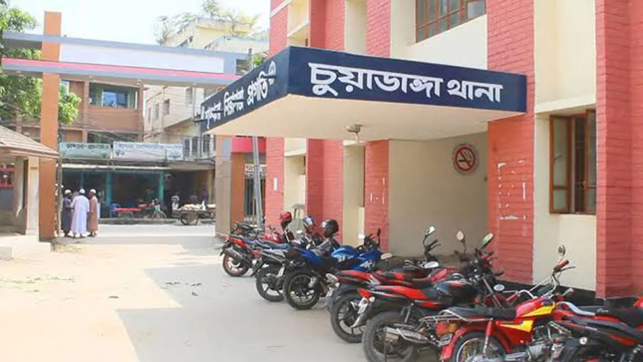 ছেলের মোবাইল কেড়ে নেওয়ায় নামাজরত বাবাকে ছুরিকাঘাতে হত্যা