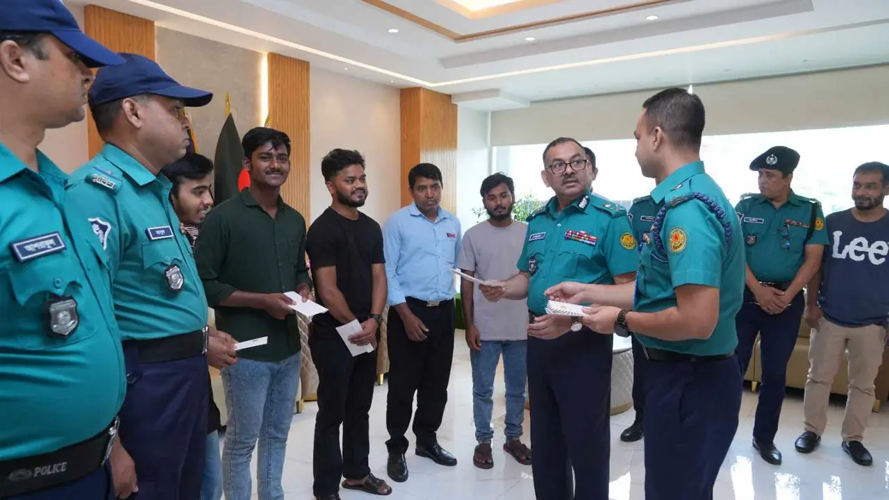 ডাকাত ধরতে পুলিশকে সহায়তাকারী ৬ জন পেলেন পুরস্কার
