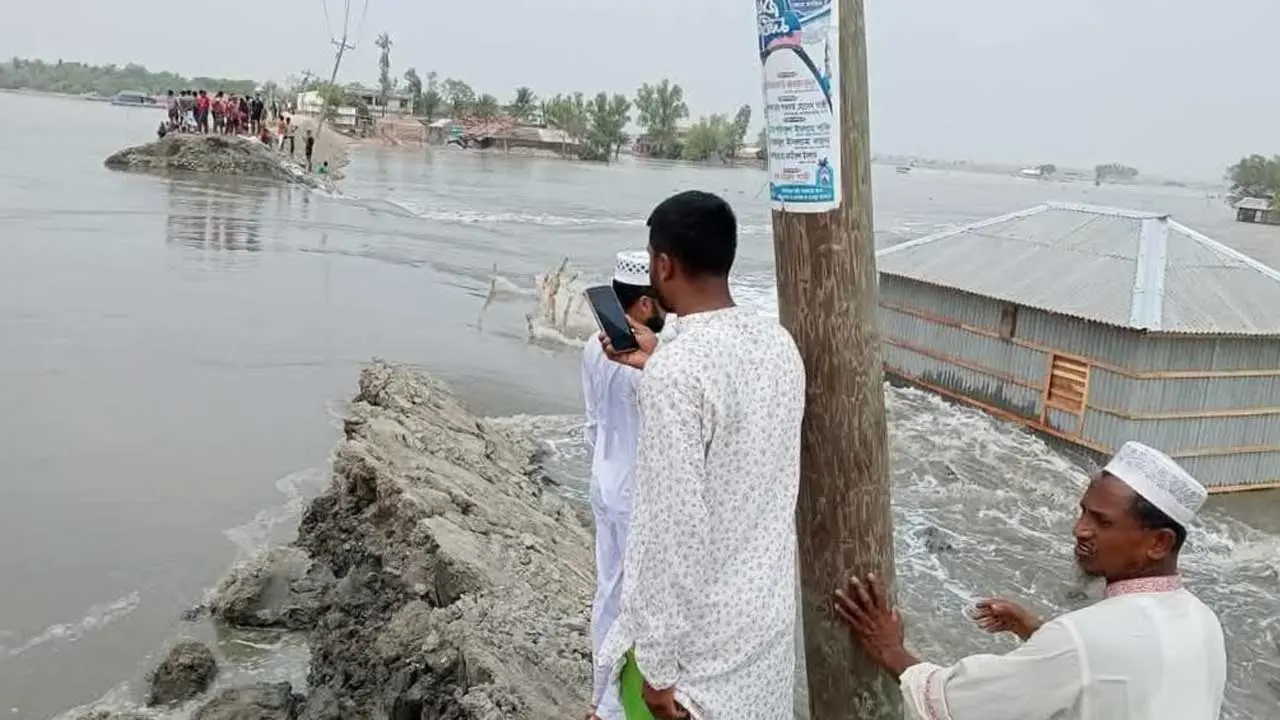 আশাশুনিতে খোলপেটুয়ার বেড়িবাঁধ ভেঙে ১০ গ্রাম প্লাবিত