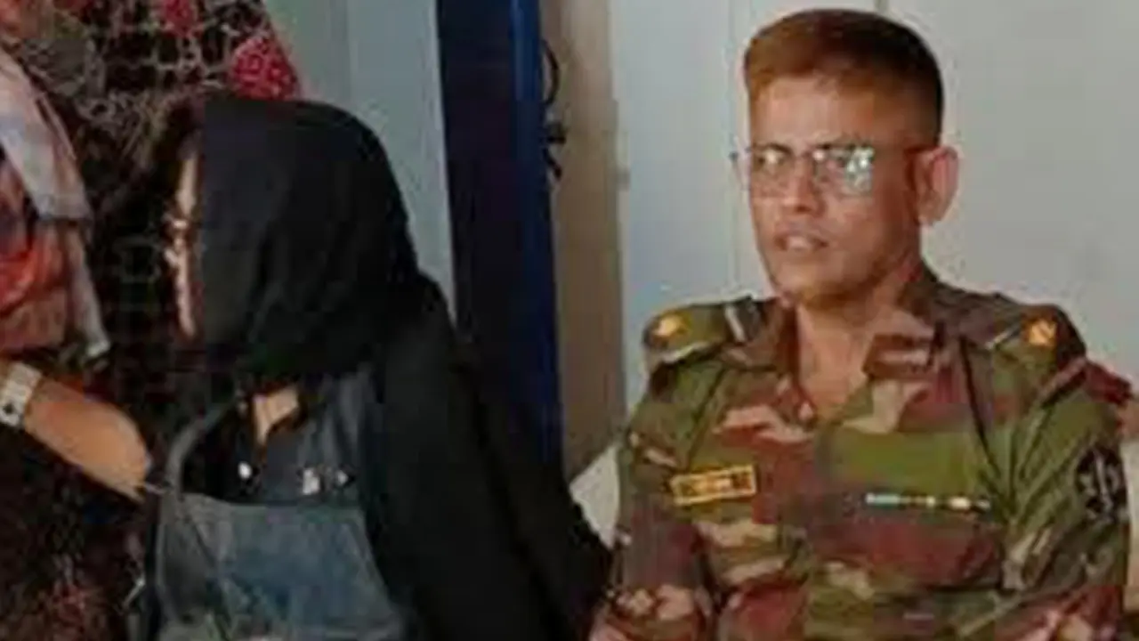 মেজর সেজে প্রতারণা, সেনাবাহিনীর হাতে স্বামী-স্ত্রী আটক 