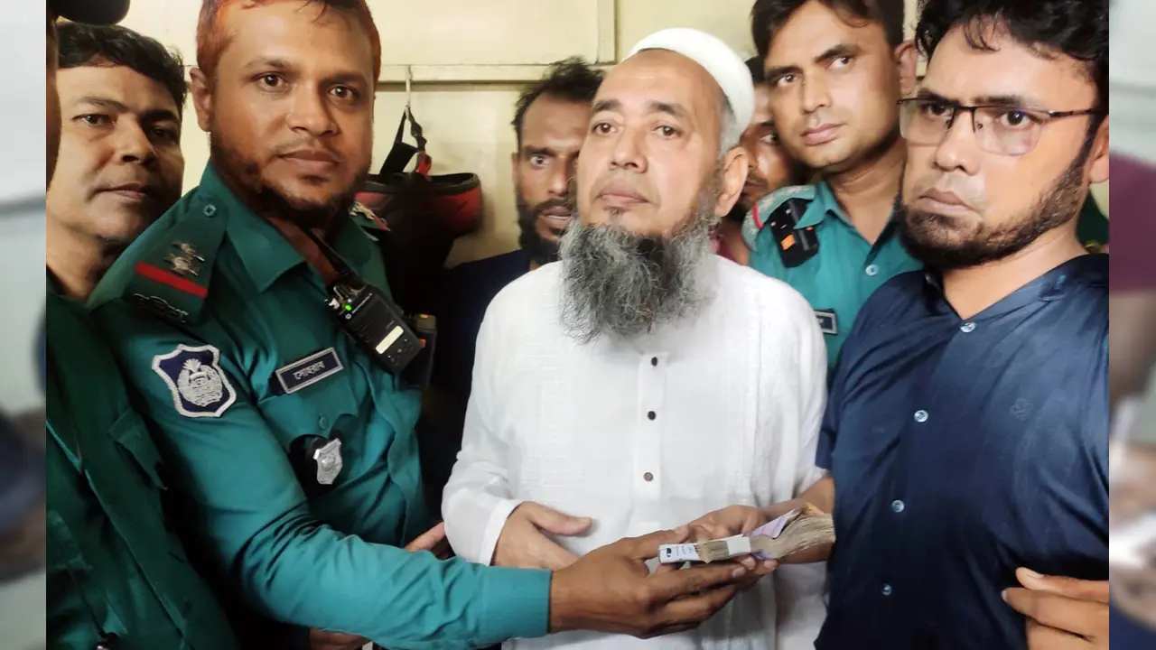 ধাওয়া করে ৩ ছিনতাইকারীকে ধরলো পুলিশ, লাখ টাকা উদ্ধার