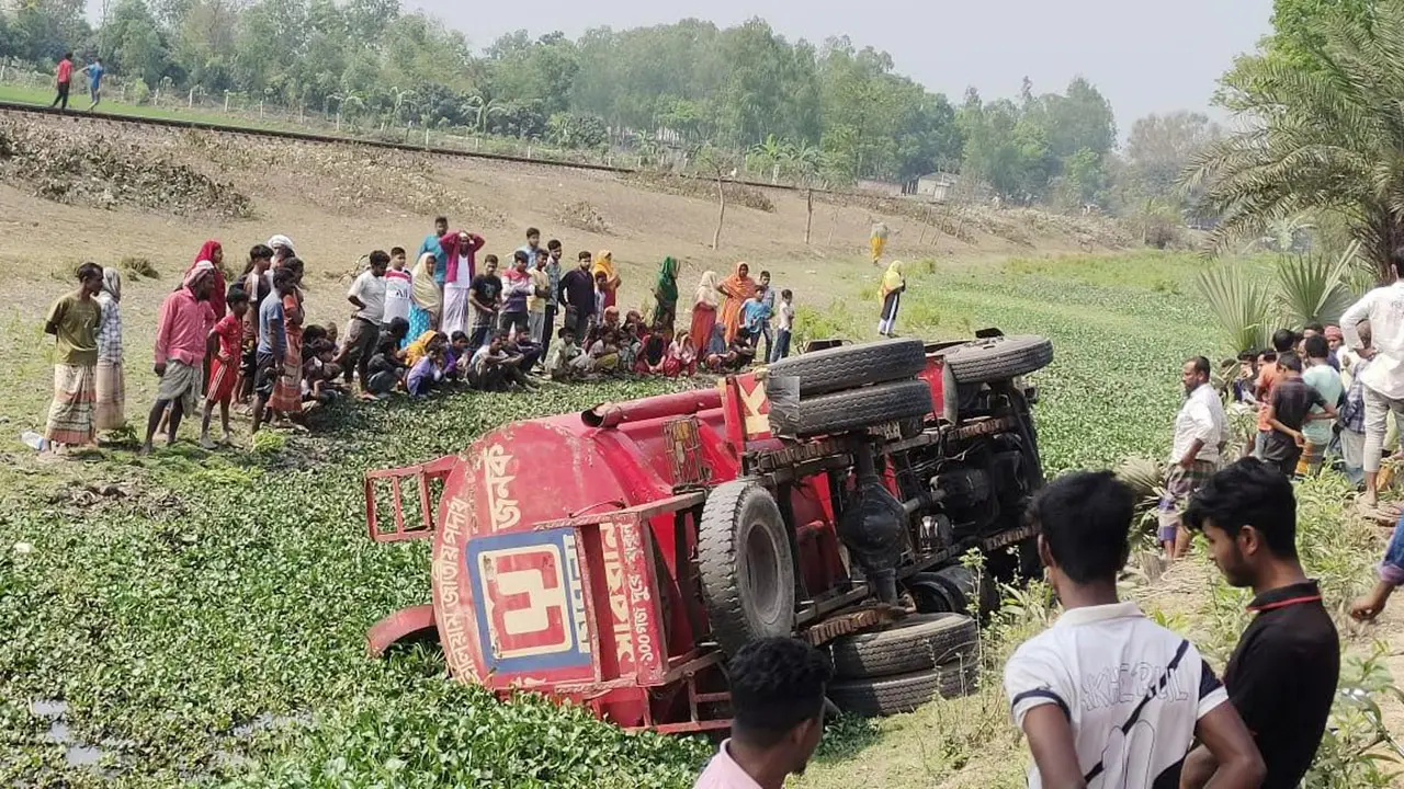 দিনাজপুরে তেলবাহী লরি উল্টে দুইজন নিহত