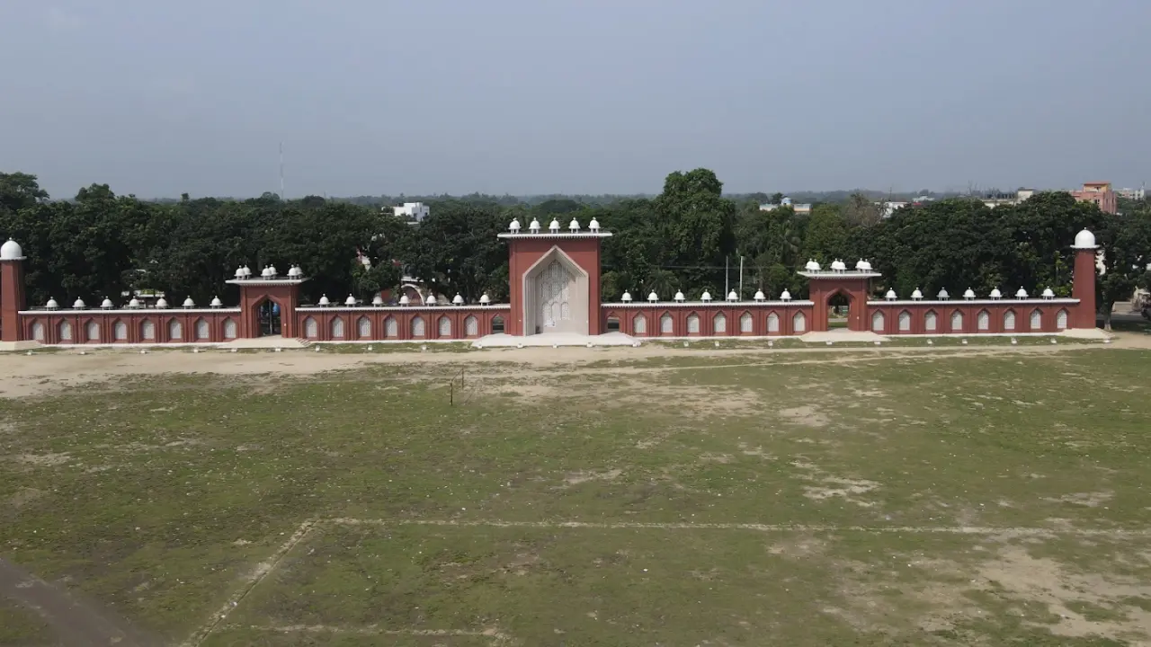 লক্ষাধিক মুসল্লির জন্য প্রস্তুত দিনাজপুরের গোর-এ-শহীদ বড় ময়দান
