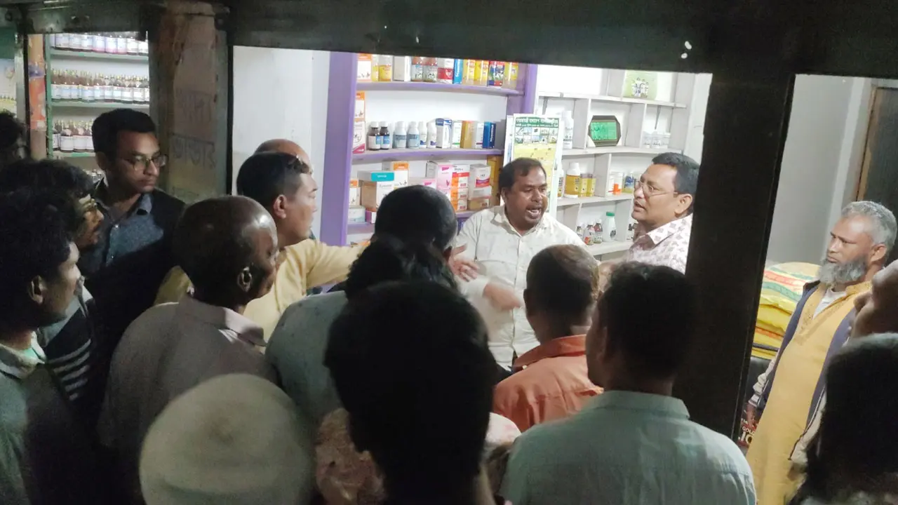 দোকানের বাকি পরিশোধ না করায় আ.লীগ নেতাকে গণপিটুনি 