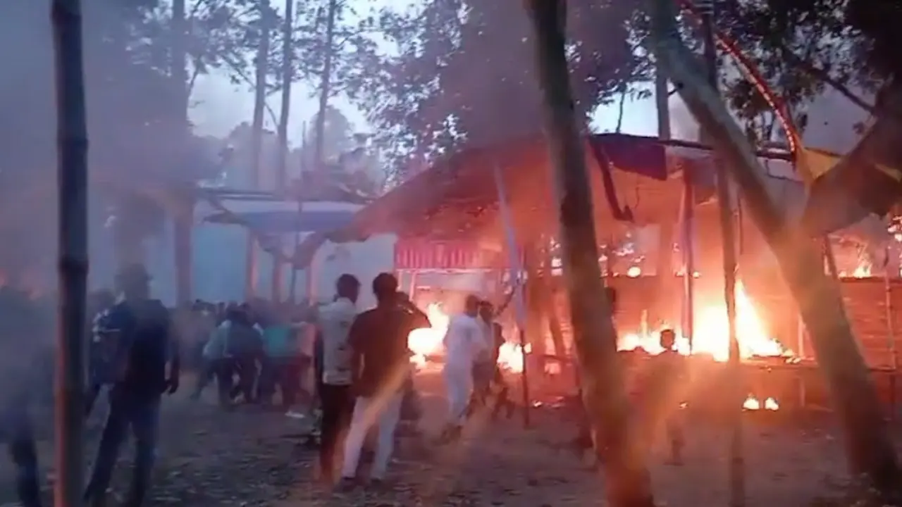 দিনাজপুরে মাজারে হামলা চালিয়ে ভাঙচুর ও অগ্নিসংযোগ