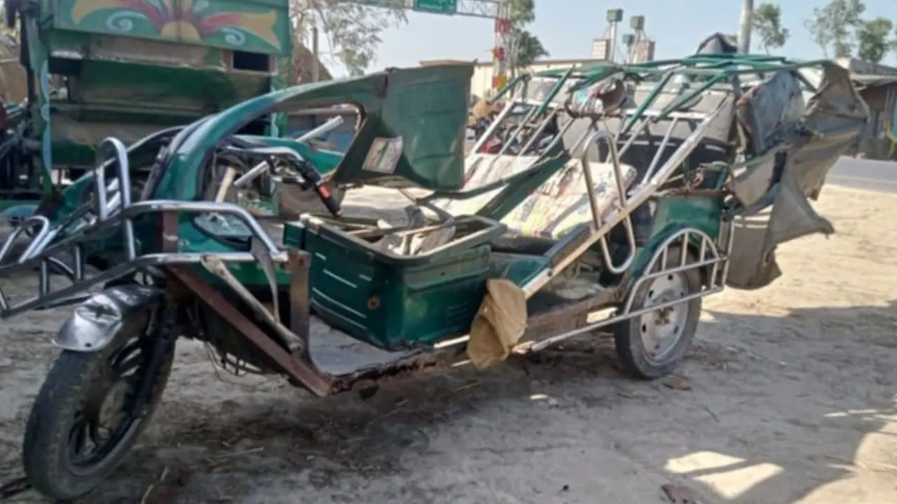 দিনাজপুরে কাভার্ডভ্যান-ইজিবাইক সংঘর্ষে নিহত ২