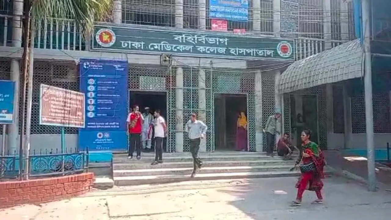 ইন্টার্ন চিকিৎসকদের কর্মবিরতিতে ভোগান্তিতে রোগীরা