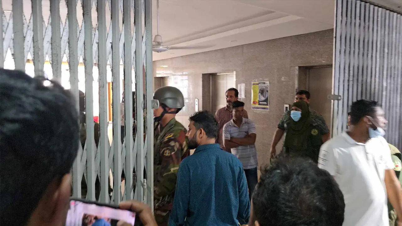 শেখ হাসিনার স্বাস্থ্য উপদেষ্টার মেয়েকে অবরুদ্ধ করল ছাত্র-জনতা