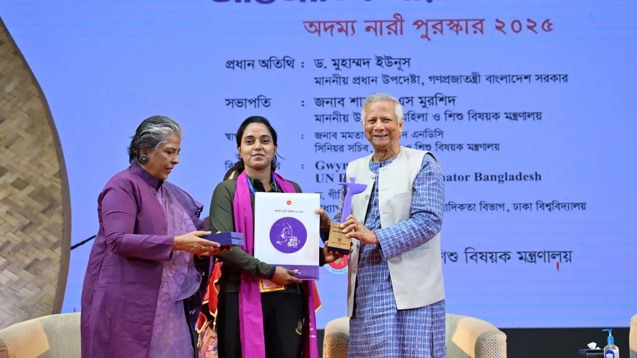 অদম্য নারী পুরস্কার তুলে দিলেন প্রধান উপদেষ্টা