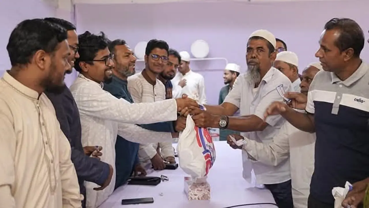 জবির ৩৫০ কর্মচারীকে ঈদ উপহার দিলো ছাত্রশিবির