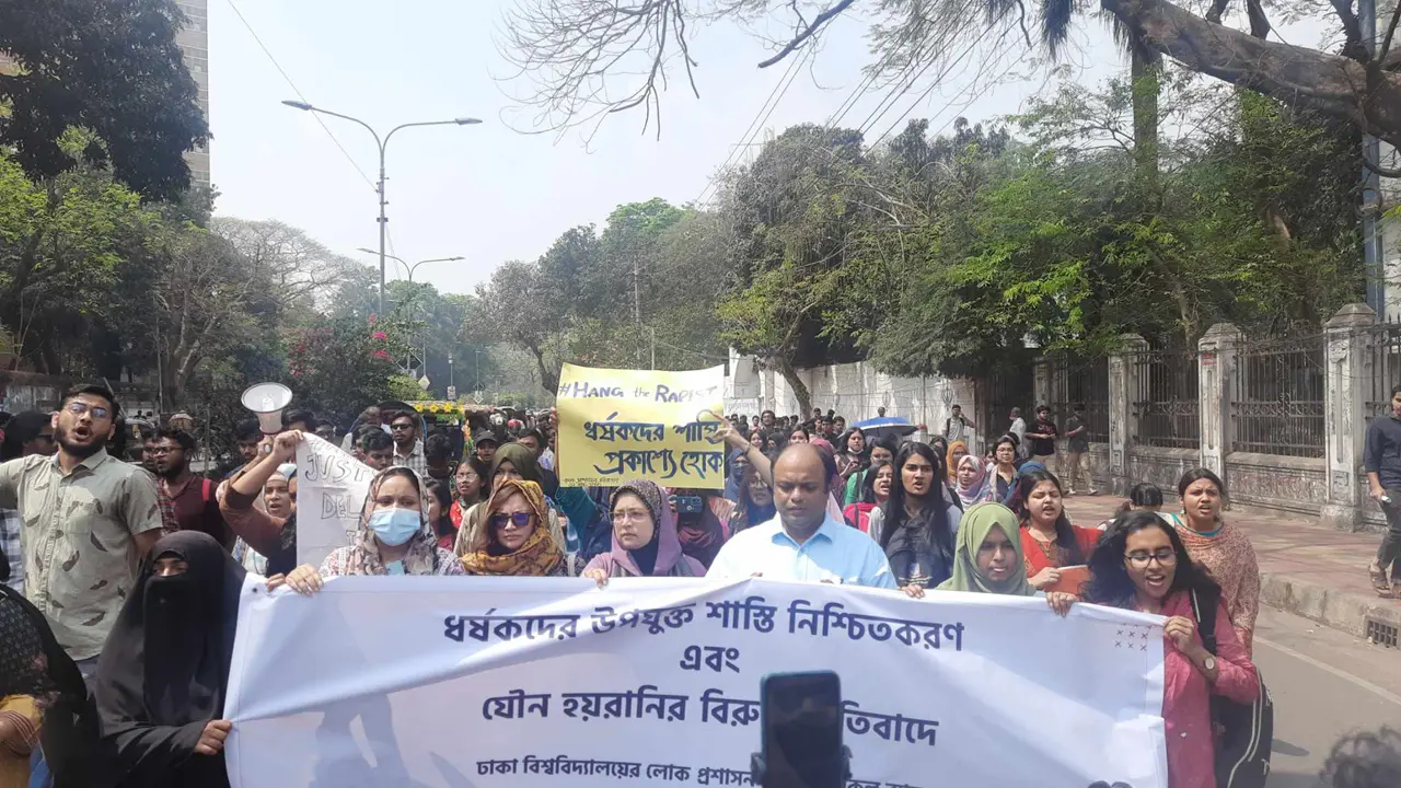 দিনব্যাপী উত্তাল ঢাবি : ক্লাস-পরীক্ষা বর্জন ৩৬ বিভাগের