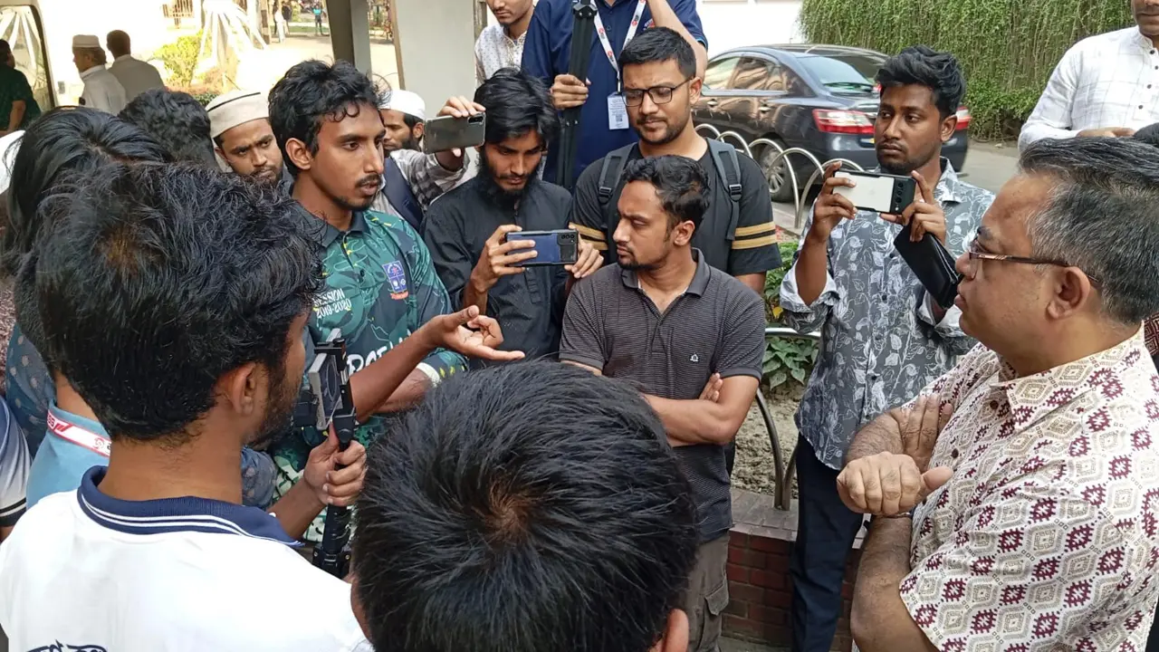 হামলাকারীদের তালিকায় নাম নেই সৈকতের, শিক্ষার্থীদের ক্ষোভ