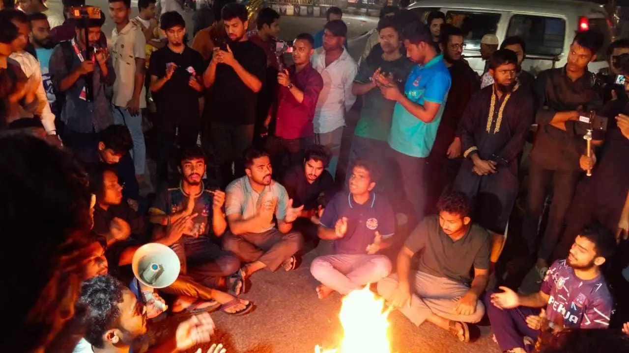 আওয়ামী লীগকে নিষিদ্ধের দাবিতে মধ্যরাতে ঢাবিতে বিক্ষোভ