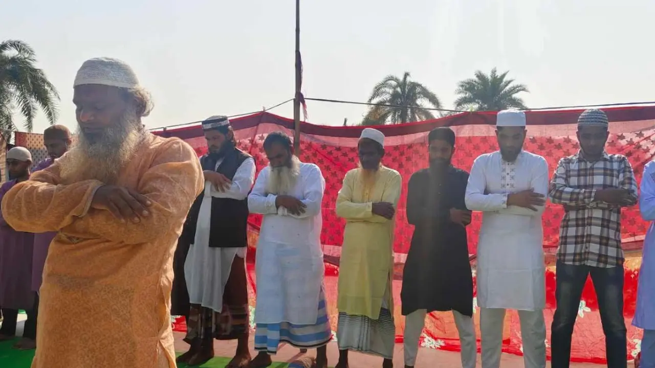 ১৯ জন মুসল্লি নিয়ে পুঠিয়ায় ঈদের নামাজ অনুষ্ঠিত