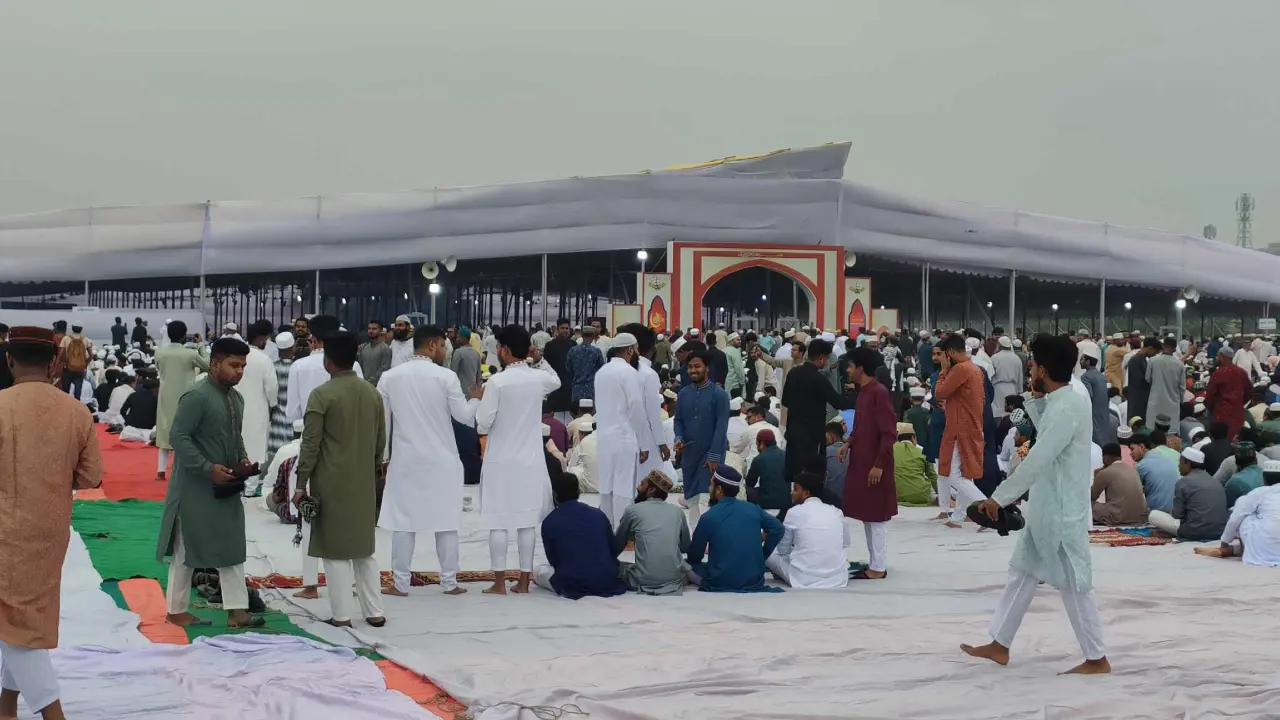 হাজারো মুসল্লির ভিড়ে মুখরিত বাণিজ্য মেলার ঈদগাহ ময়দান