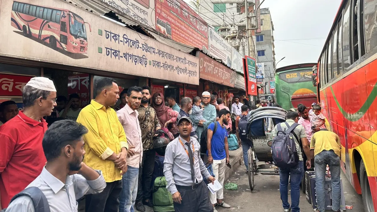 শেষ সময়ে বাড়তি ভাড়ায় লোকাল বাসেই ভরসা ঘরমুখো যাত্রীদের
