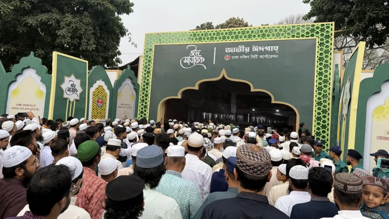 নিরাপত্তার মধ্যে জাতীয় ঈদগাহে দীর্ঘ লাইনে প্রবেশ করছেন মুসল্লিরা