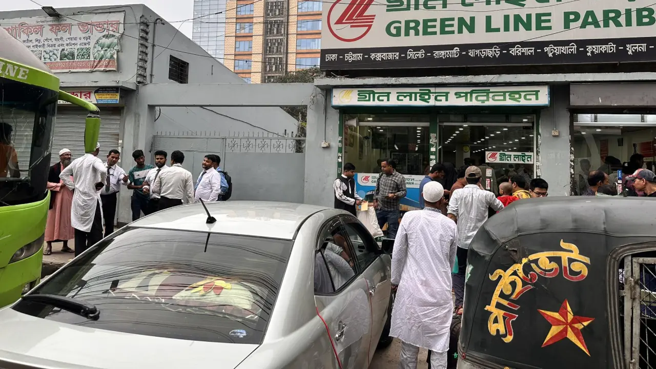 ঈদের সকালেও ঘরে ফিরছে মানুষ