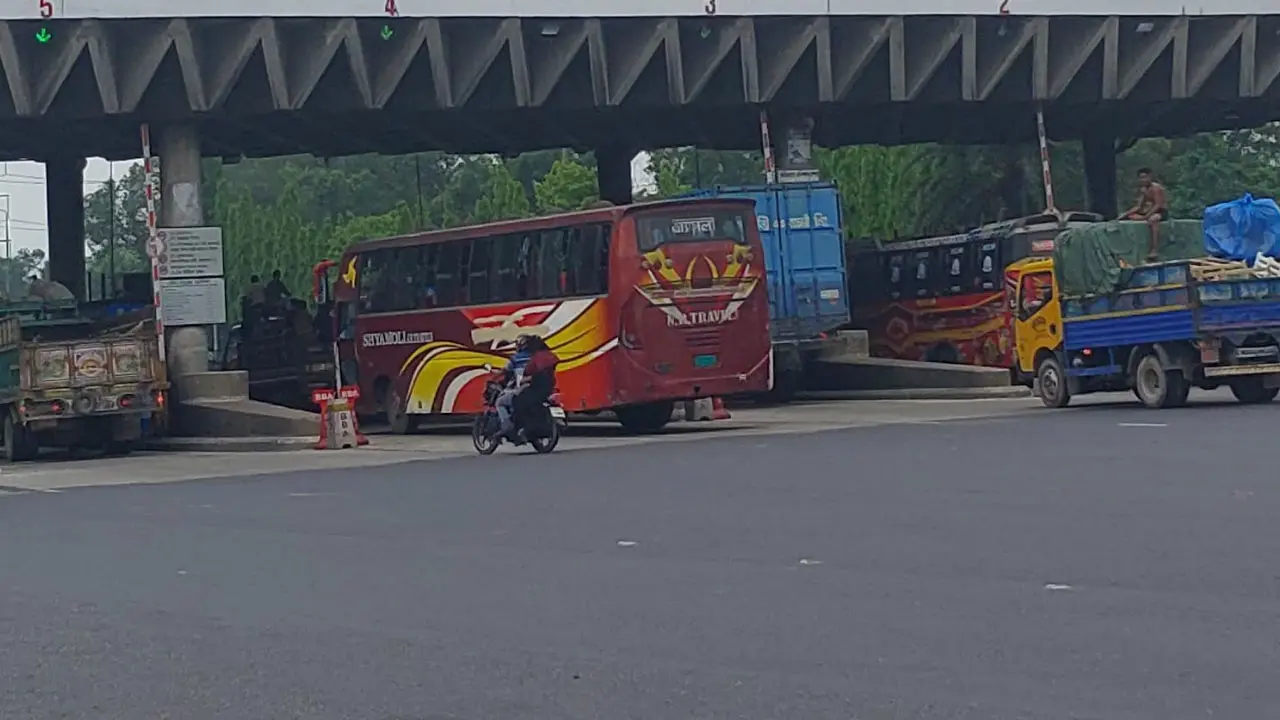 ঢাকা-টাঙ্গাইল মহাসড়কে বেড়েছে যানবাহনের চাপ, নেই যানজট