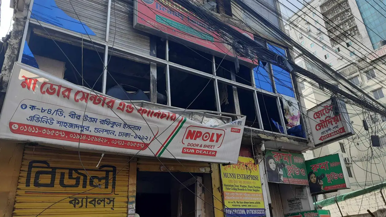 শাহজাদপুরে আবাসিক হোটেলে আগুন, চারজনের মৃত্যু