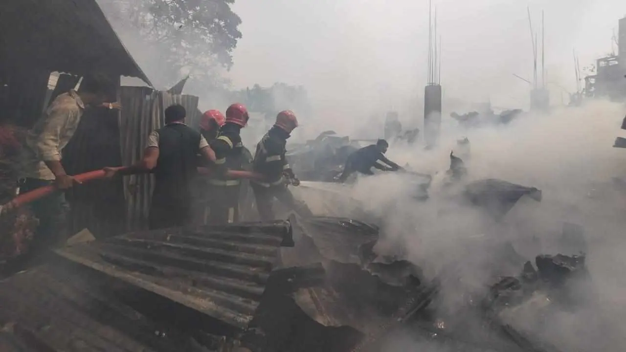 ৫ ইউনিটের চেষ্টায় ভাষানটেকে বিআরপি বস্তির আগুন নিয়ন্ত্রণে