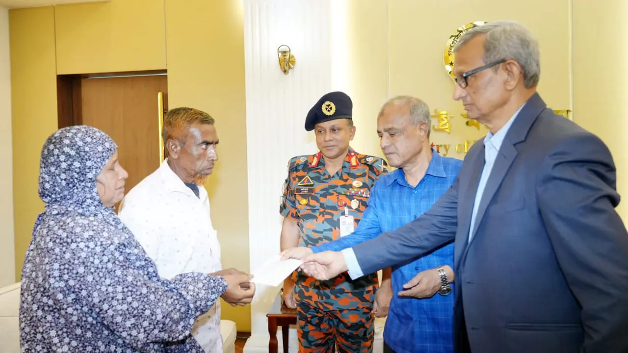 ফায়ারফাইটার নয়নের পরিবার পেল আরো পাঁচ লক্ষ টাকা