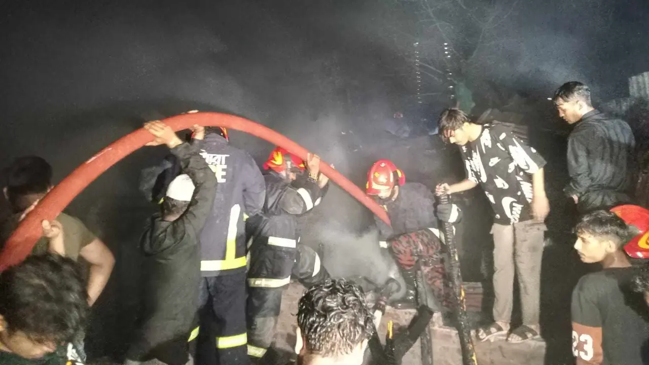 রাজধানীর সাততলা বস্তিতে আগুন, নিয়ন্ত্রণে ৯ ইউনিট