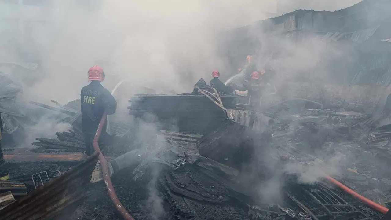 রাজধানীর রামপুরায় ভয়াবহ আগুনে পুড়ল সিএনজি গ্যারেজ