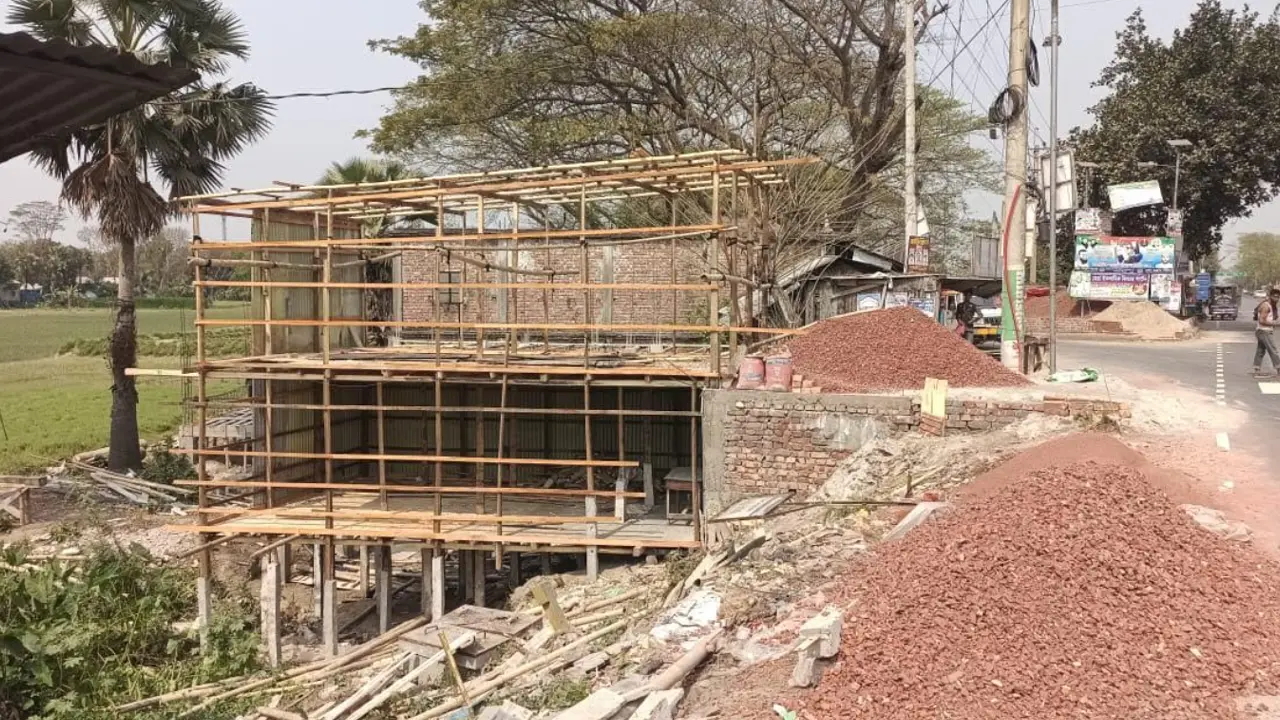 সরকারি জায়গা দখল করে স্থাপনা নির্মাণ, স্বেচ্ছাসেবক দল নেতা আটক