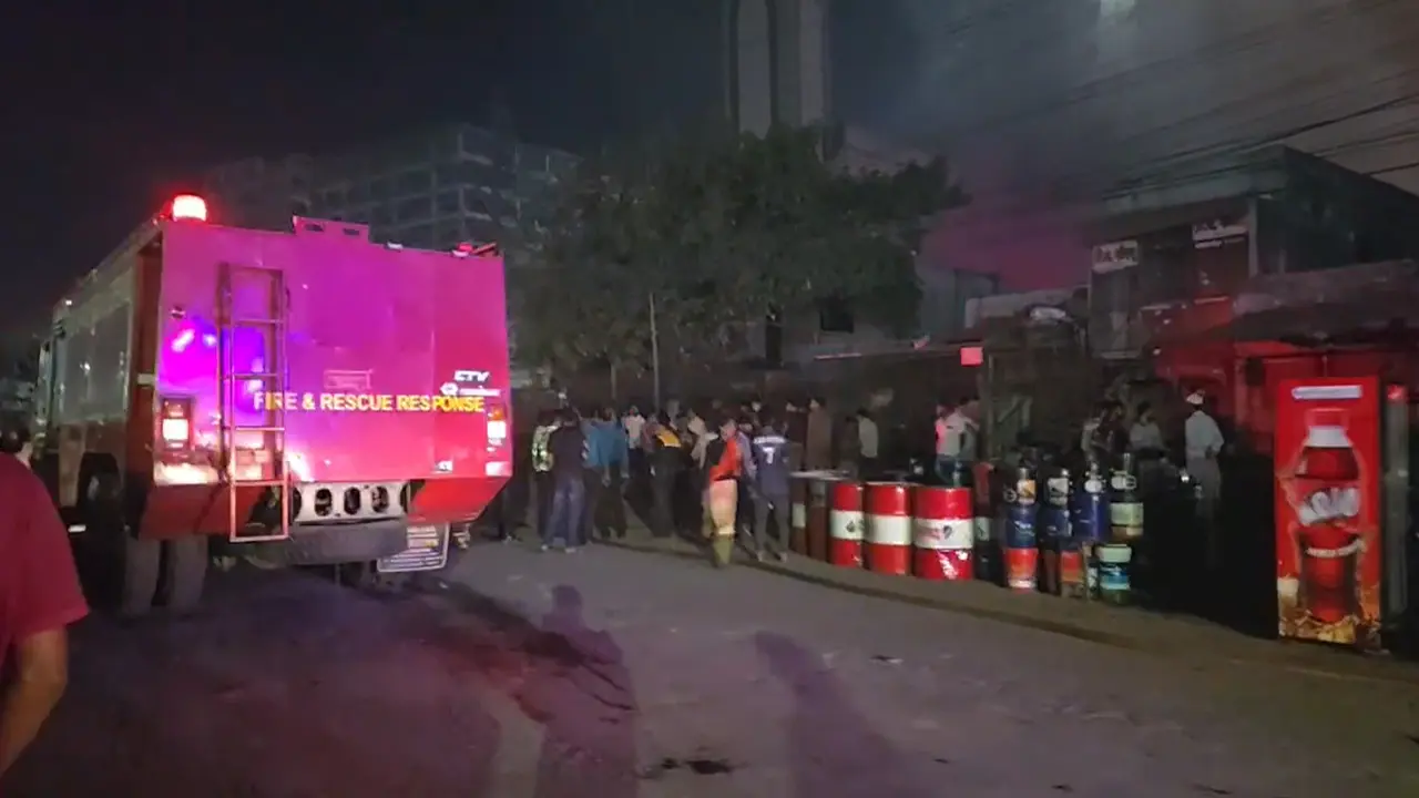 গাবতলীতে বস্তিতে আগুন, নিয়ন্ত্রণে ৮ ইউনিট