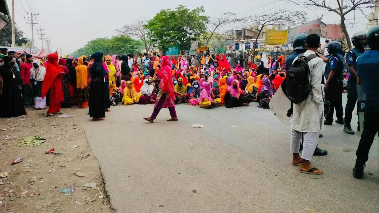 ঈদের ছুটি বাড়ানোর দাবিতে গাজীপুরে শ্রমিকদের বিক্ষোভ-অবরোধ