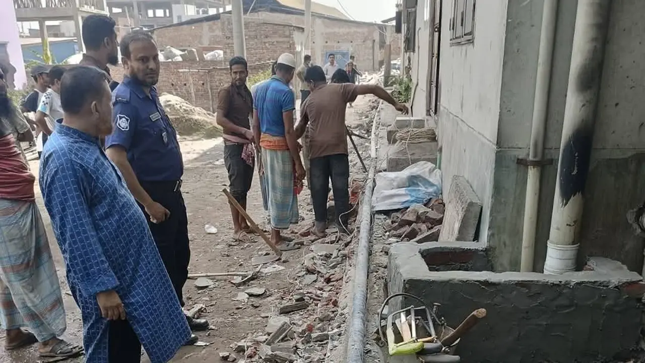 কেরানীগঞ্জে অবৈধ গ্যাস সংযোগ বিচ্ছিন্ন, জরিমানা দেড় লাখ টাকা