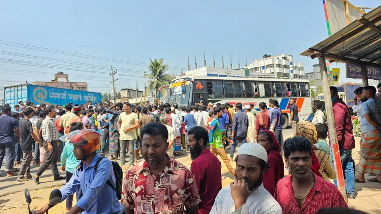 গাজীপুরে অটোরিকশা চালককে হত্যার ঘটনায় মহাসড়ক অবরোধ