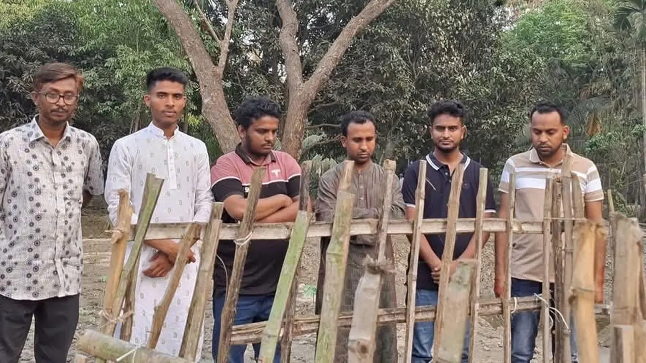 ঈদের দিনে শহীদ পরিবারের খোঁজ নিলেন গণঅধিকার পরিষদ নেতা আবু হানিফ